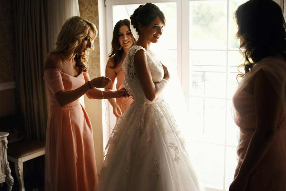 bride,and,bridesmaids,during,the,wedding,preparations